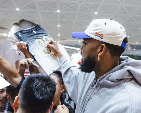 ▲NBA尼克明星中鋒唐斯訪台，為球迷親切簽名合照。（圖／雲豹提供）
