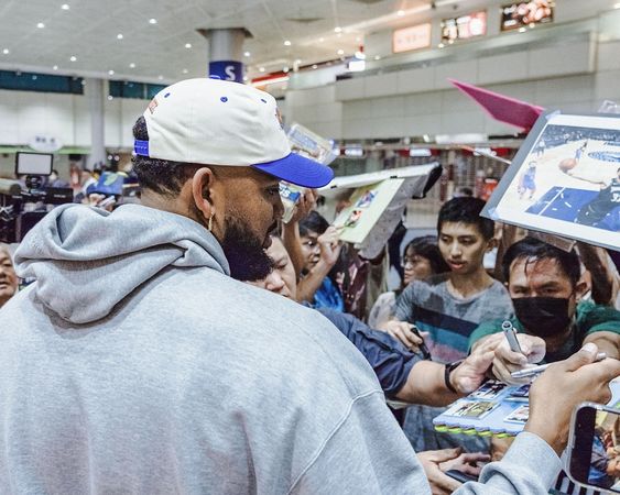 ▲NBA尼克明星中鋒唐斯訪台，為球迷親切簽名合照。（圖／雲豹提供）