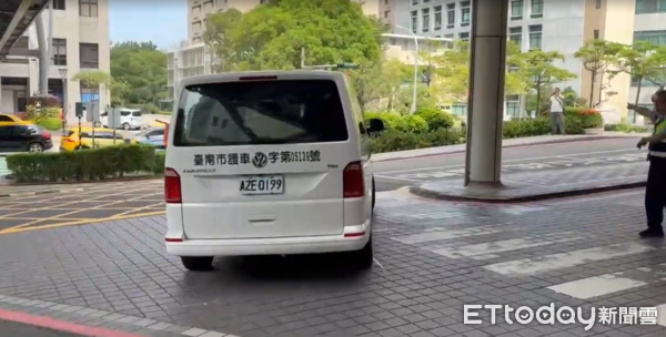 ▲▼             載送女嬰「小平安」的救護車從成大醫院出發。（圖／記者林東良翻攝）