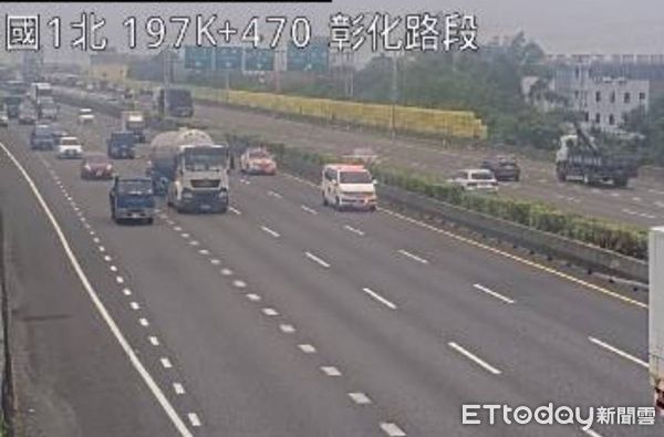 ▲▼             載送女嬰「小平安」的救護車從成大醫院出發，2輛紅斑馬前後護送。（圖／民眾提供，下同）