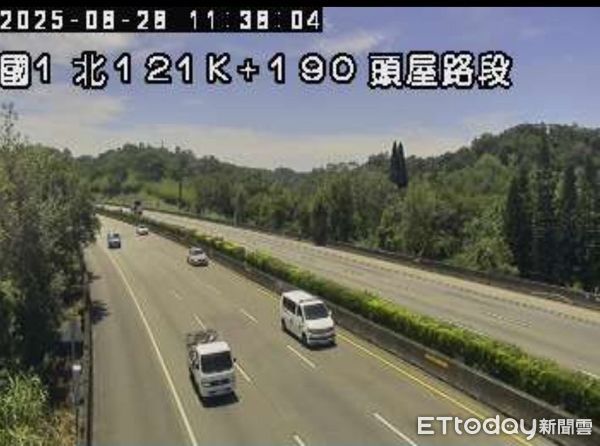 ▲▼             載送女嬰「小平安」的救護車從成大醫院出發，2輛紅斑馬前後護送。（圖／民眾提供，下同）