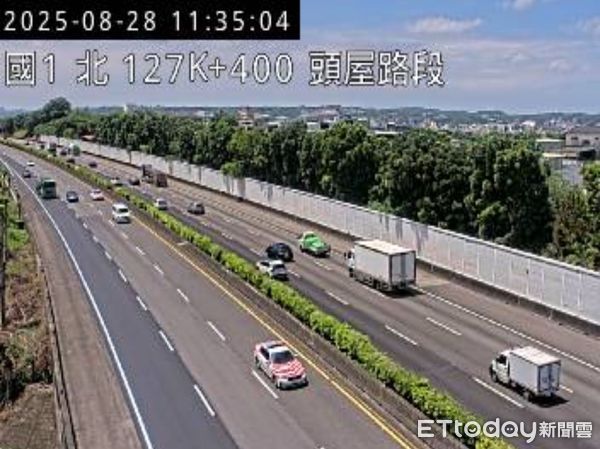 ▲▼             載送女嬰「小平安」的救護車從成大醫院出發，2輛紅斑馬前後護送。（圖／民眾提供，下同）