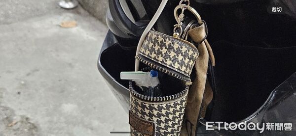 ▲男子將毒品吸食器一起掛在機車鑰匙上遭員警識破。（圖／新城警分局提供，下同）