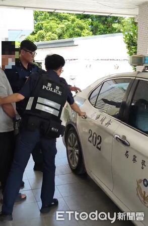 ▲男子將毒品吸食器一起掛在機車鑰匙上遭員警識破。（圖／新城警分局提供，下同）