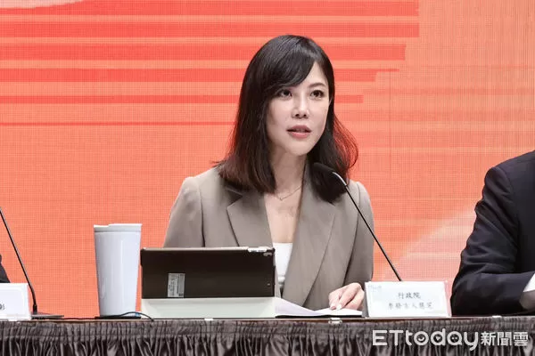 ▲行政院發言人李慧芝主持院會後記者會。（圖／記者林敬旻攝）