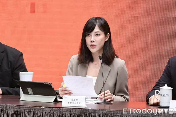 ▲行政院發言人李慧芝主持院會後記者會。（圖／記者林敬旻攝）
