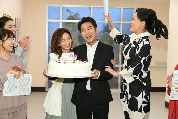 ▲陳珮騏48歲生日與《百味人生》劇組一起度過。（圖／三立提供）