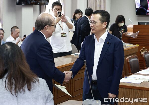 ▲羅智強28日在朝野黨團協商握手寒暄。（圖／記者黃克翔攝）