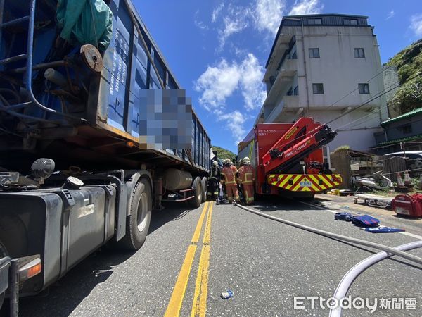 ▲台2線嚴重車禍，小貨車慘遭2大車夾擊，1命危2傷送醫搶救中。（圖／記者郭世賢翻攝，下同）