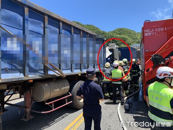 ▲台2線嚴重車禍，小貨車慘遭2大車夾擊，1命危2傷送醫搶救中。（圖／記者郭世賢翻攝，下同）