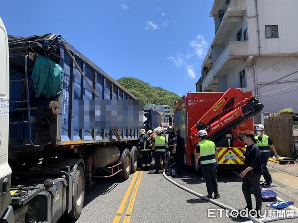 ▲台2線嚴重車禍，小貨車慘遭2大車夾擊，1命危2傷送醫搶救中。（圖／記者郭世賢翻攝，下同）