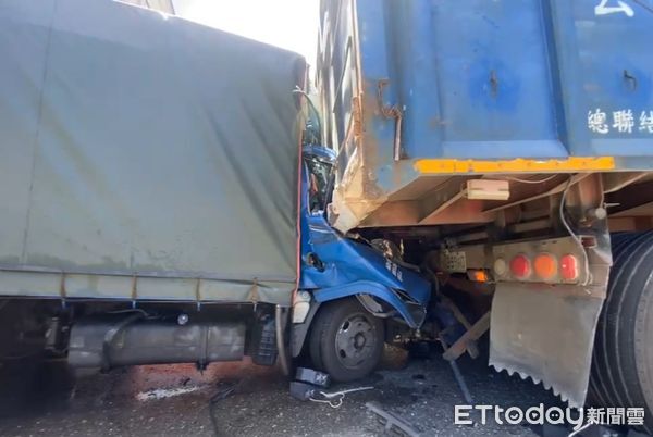 ▲台2線嚴重車禍，小貨車慘遭2大車夾擊，1命危2傷送醫搶救中。（圖／記者郭世賢翻攝，下同）