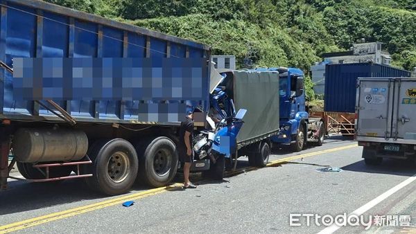 ▲台2線嚴重車禍，小貨車慘遭2大車夾擊，1命危2傷送醫搶救中。（圖／記者郭世賢翻攝，下同）