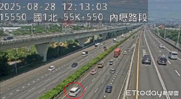▲ 載送女嬰「小平安」的救護車從成大醫院出發，2輛紅斑馬前後護送。（圖／記者林東良翻攝）