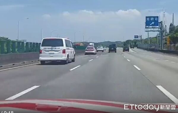 ▲ 載送女嬰「小平安」的救護車從成大醫院出發，2輛紅斑馬前後護送。（圖／記者林東良翻攝）