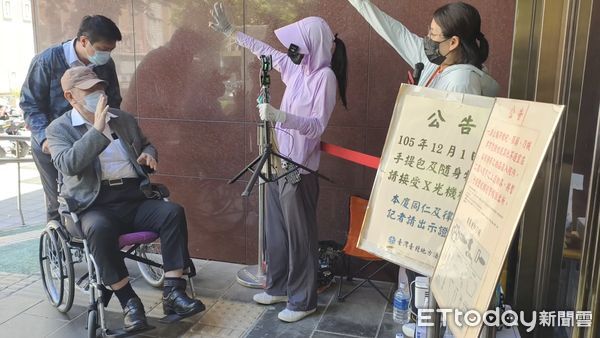 ▲▼台北地院今（28日）審理京華城案，提訊在押被告柯文哲與應曉薇，柯妻陳佩琪旁聽後受訪，露出笑容。同案被告威京集團主席沈慶京提前離庭去醫院做預定的治療，揮手回應向他打氣的柯粉。（圖／記者黃哲民攝）