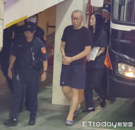 ▲▼台北地院今（28日）審理京華城案，提訊在押被告柯文哲與應曉薇，柯妻陳佩琪旁聽後受訪，露出笑容。同案被告威京集團主席沈慶京提前離庭去醫院做預定的治療，揮手回應向他打氣的柯粉。（圖／記者黃哲民攝）