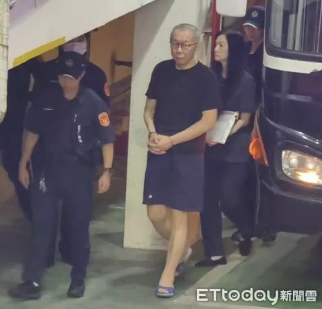 ▲▼台北地院今（28日）審理京華城案，提訊在押被告柯文哲與應曉薇，柯妻陳佩琪旁聽後受訪，露出笑容。同案被告威京集團主席沈慶京提前離庭去醫院做預定的治療，揮手回應向他打氣的柯粉。（圖／記者黃哲民攝）