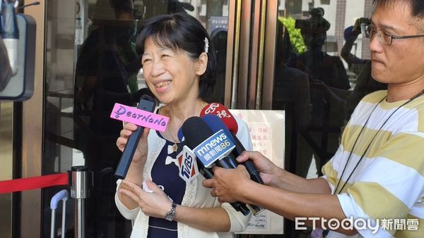 ▲▼台北地院今（28日）審理京華城案，提訊在押被告柯文哲與應曉薇，柯妻陳佩琪旁聽後受訪，露出笑容。同案被告威京集團主席沈慶京提前離庭去醫院做預定的治療，揮手回應向他打氣的柯粉。（圖／記者黃哲民攝）