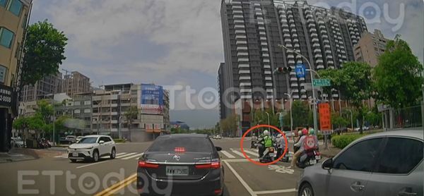 ▲高雄市三民一分局一名交通隊員警，冒險跨越兩車道以及雙黃線抓行人            。（圖／記者吳奕靖攝）