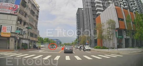 ▲高雄市三民一分局一名交通隊員警，冒險跨越兩車道以及雙黃線抓行人            。（圖／記者吳奕靖攝）