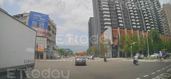 ▲高雄市三民一分局一名交通隊員警，冒險跨越兩車道以及雙黃線抓行人            。（圖／記者吳奕靖攝）