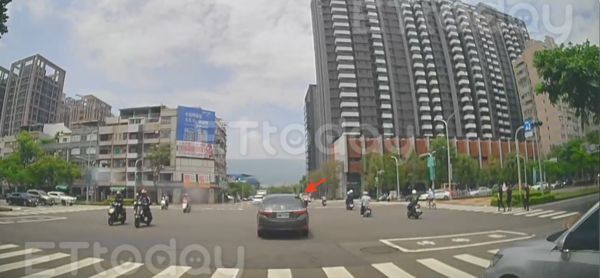 ▲高雄市三民一分局一名交通隊員警，冒險跨越兩車道以及雙黃線抓行人            。（圖／記者吳奕靖攝）