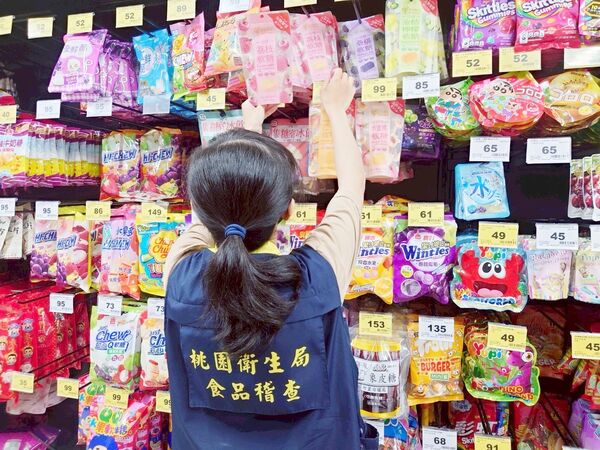 ▲桃市衛生局中元節前啟動祭祀食品專案稽查作業，針對民間超市、市場食品等進行稽查。（圖／桃市衛生局提供）