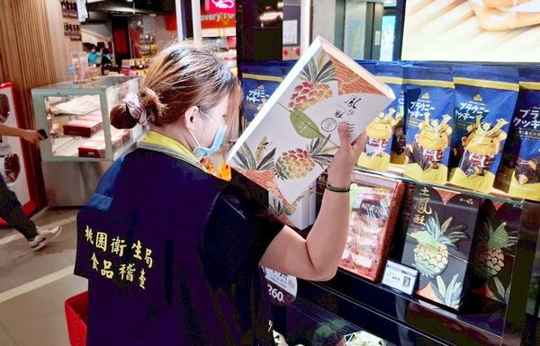 ▲桃市衛生局中元節前啟動祭祀食品專案稽查作業，針對超市、休閒食品、零食與飲料等進行稽查。（圖／桃市衛生局提供）