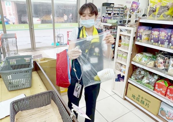 ▲桃市衛生局中元節前啟動祭祀食品專案稽查作業，針對超市蔬果等進行稽查。（圖／桃市衛生局提供）