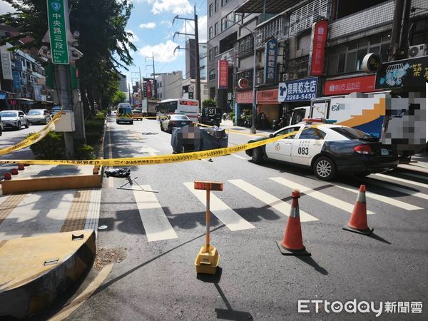 ▲陳男過馬路時未走在斑馬線上，遭大貨車擦撞倒地輾斃路中。（圖／記者陸運陞翻攝）