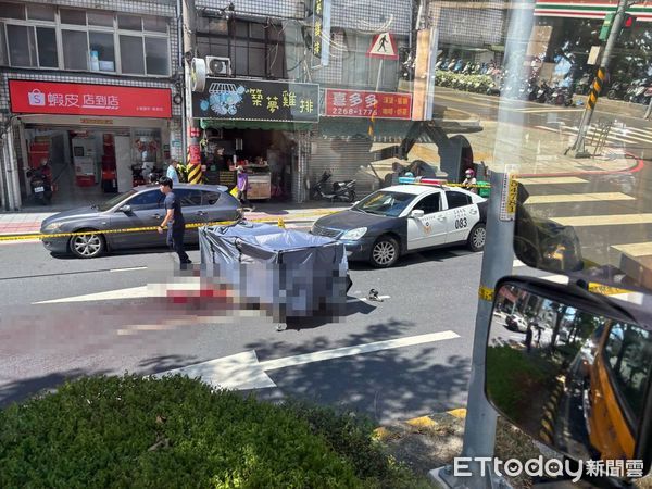 ▲陳男過馬路時未走在斑馬線上，遭大貨車擦撞倒地輾斃路中。（圖／記者陸運陞翻攝）