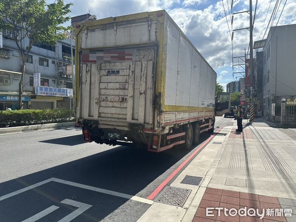 ▲陳男過馬路時未走在斑馬線上，遭大貨車擦撞倒地輾斃路中。（圖／記者陸運陞翻攝）