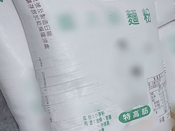 ▲▼3Q脆皮雞排（翰朝有限公司）查獲貯存麵粉逾有效日期。（圖／食藥署提供）