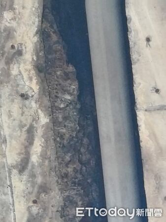 ▲▼ 天降奪命水泥塊！騎士輾過摔車慘死　重返現場驚見「危險一幕」。（圖／記者賴文萱翻攝）