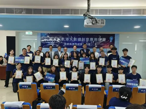 ▲所有得獎隊伍與評審大合照，最後排左六為航港局副局長陳賓權。（圖／記者張佩芬攝）