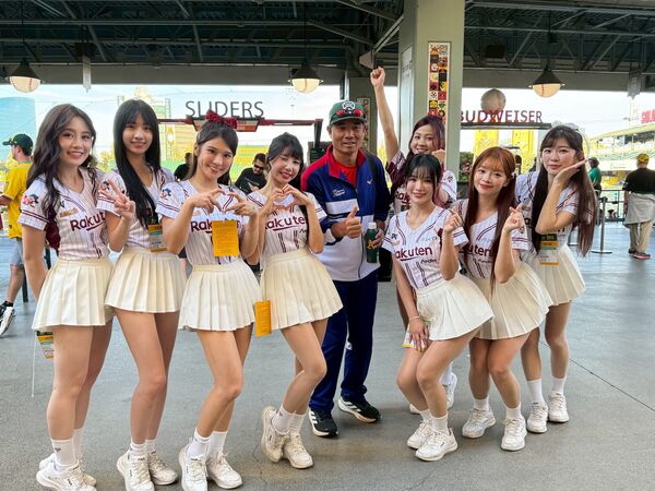 ▲隨行應援的「樂天女孩」也在球場亮相，與小球員們同場互動，除了合影留念，還在臨時取消的開球環節後，特地到場邊加油打氣、送上簽名球             。（圖／樂天桃猿提供）