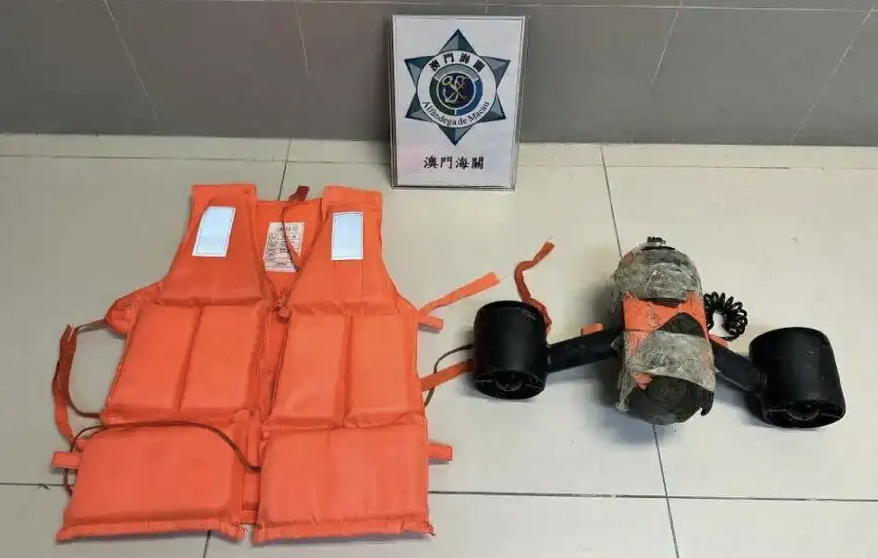 ▲偷渡男子使用的救生衣和水下推進器。（圖／翻攝紅星新聞）
