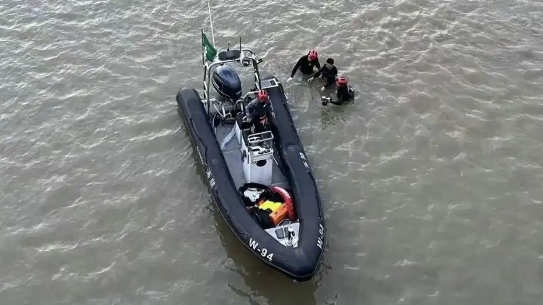 ▲澳門海關派出氣墊艇攔截偷渡男子。（圖／翻攝紅星新聞）