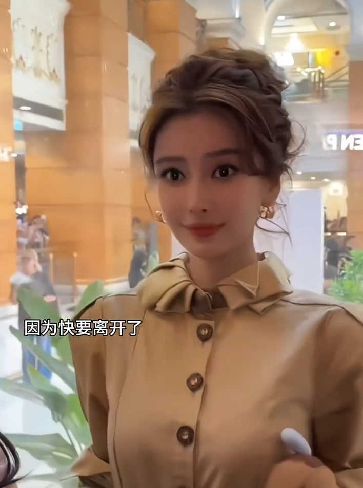 ▲▼Angelababy解封後首公開見粉絲！　強忍淚水比心暖送百杯奶茶。（圖／翻攝自微博）