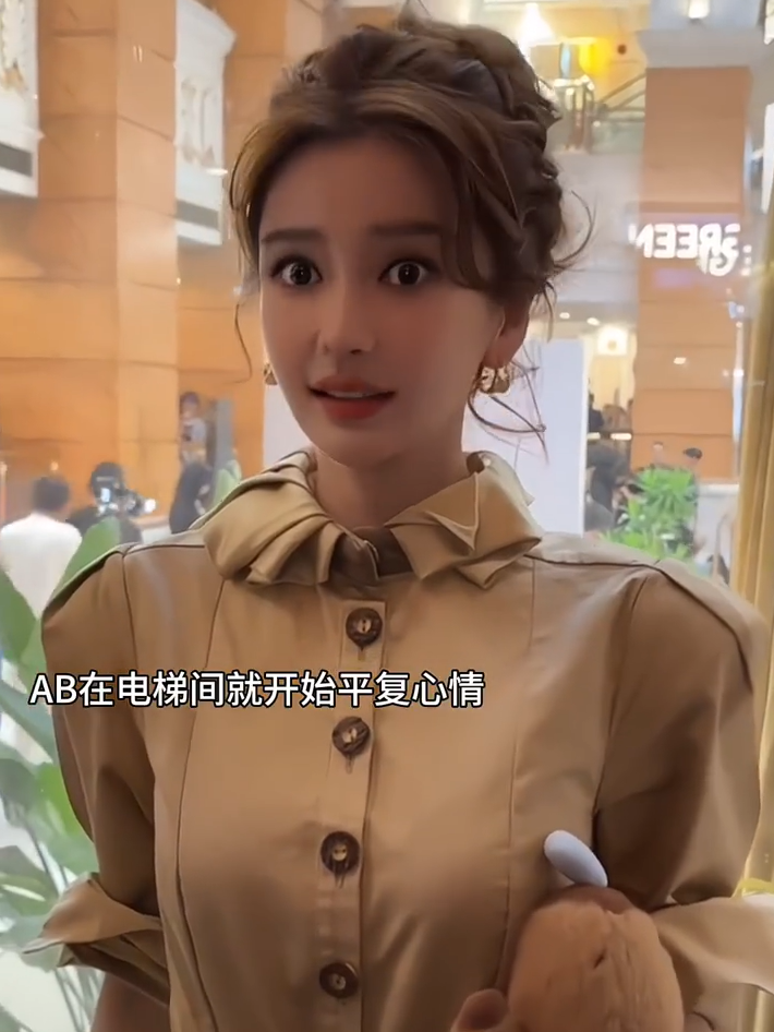 ▲▼Angelababy解封後首公開見粉絲！　強忍淚水比心暖送百杯奶茶。（圖／翻攝自微博）