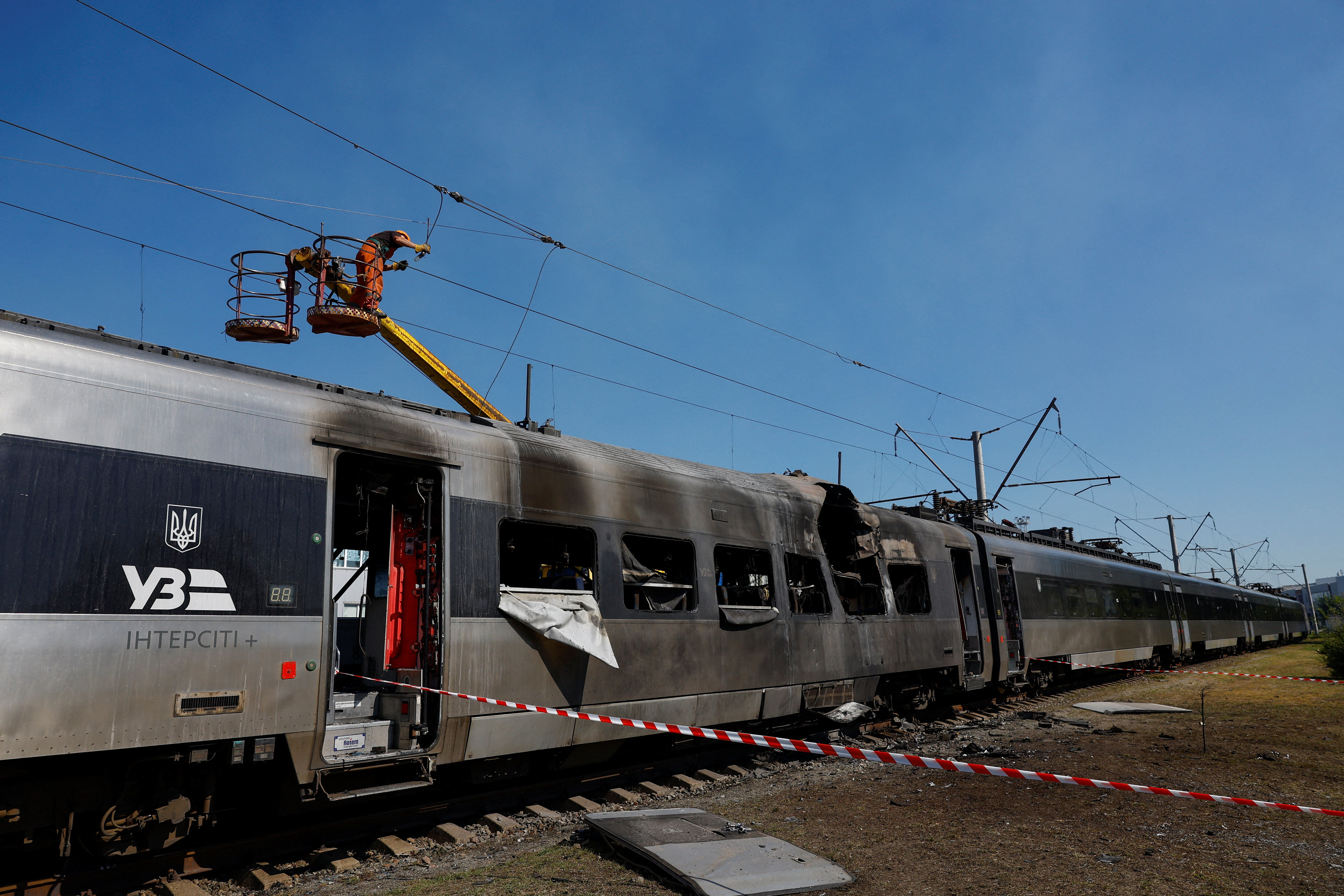 ▲▼烏克蘭向現代Rotem購買的HRCS2列車，慘遭俄軍無人機襲擊。（圖／路透）