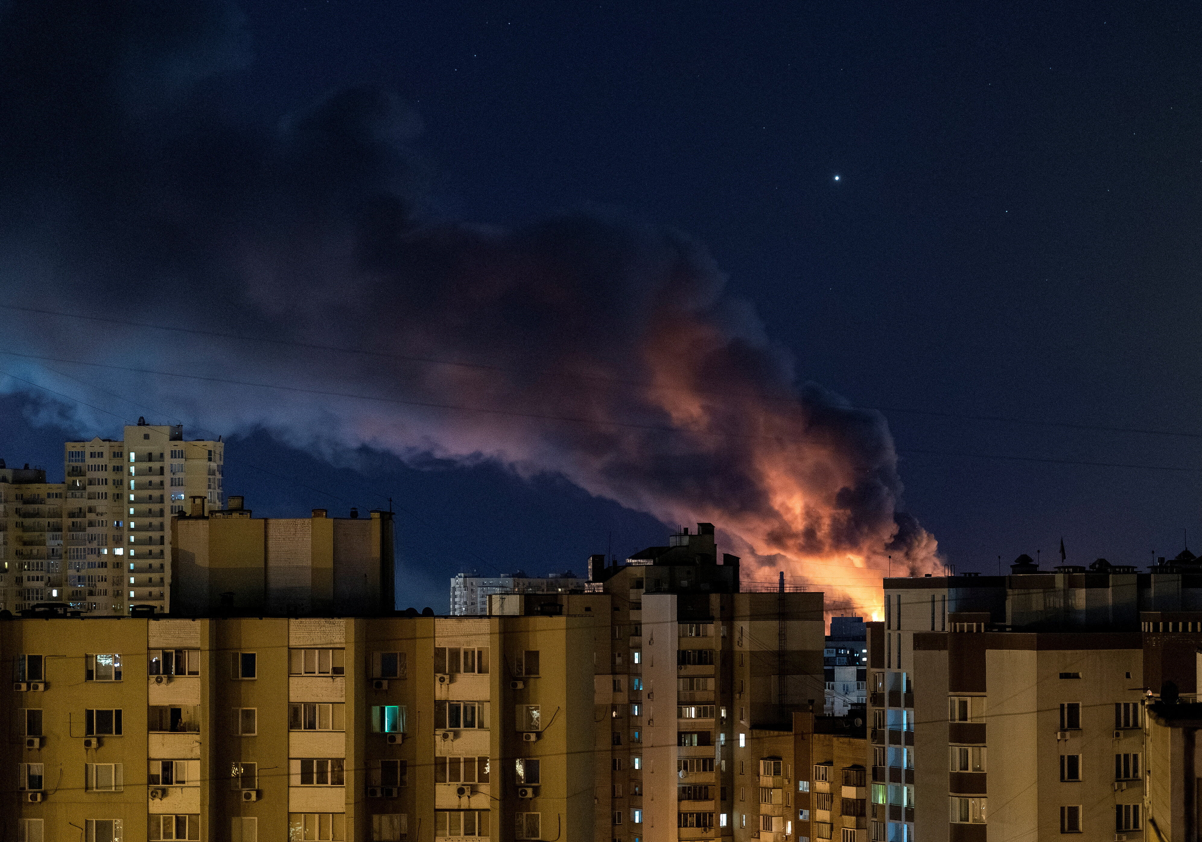 ▲▼俄羅斯28日透過飛彈與無人機襲擊基輔。（圖／路透）