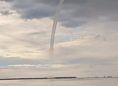 黑龍江現「水龍捲」奇觀 圓形水柱從湖底直升雲端「像極了大吸管」