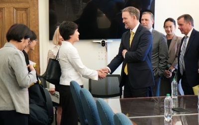 駁「談判都視訊」質疑！鄭麗君會盧特尼克畫面曝　政院怒斥造謠行徑