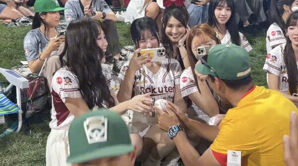 ▲隨行應援的「樂天女孩」也在球場亮相，與小球員們同場互動，除了合影留念，還在臨時取消的開球環節後，特地到場邊加油打氣、送上簽名球           。（圖／樂天桃猿球團提供）