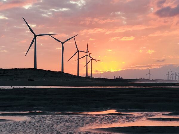 ▲桃園竹圍漁港,許厝港溼地,草漯沙丘,白沙岬燈塔,觀新藻礁,百年石滬。（圖／桃園市觀旅局提供）