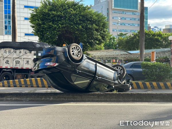 ▲▼陳男駕駛小客車下三重陸橋時不慎自撞分隔島翻車             。（圖／記者陳以昇翻攝）