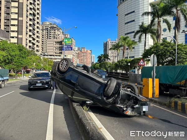 ▲▼陳男駕駛小客車下三重陸橋時不慎自撞分隔島翻車             。（圖／記者陳以昇翻攝）