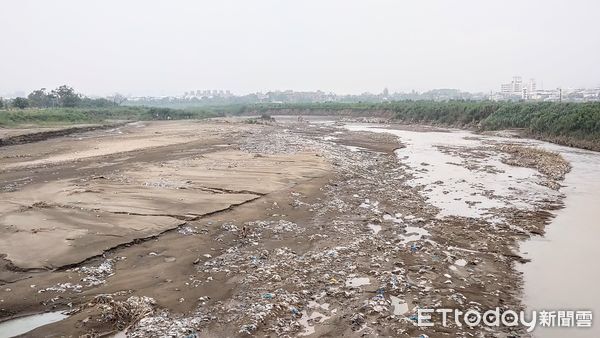 ▲▼    半世紀垃圾留八掌溪畔 　環境部及經濟部允諾王美惠負起清理全責   。（圖／立委王美惠服務處提供）